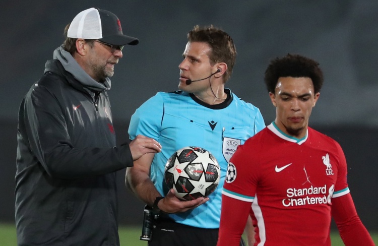 太阳报：英乙球迷朝对方门将扔椅子，被球队主帅严厉批评