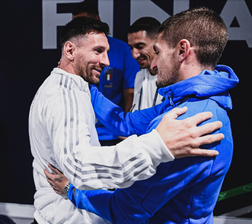 传奇奥斯卡满血复活看海港亚冠 球迷喊队危 ！速归！（奥斯卡状态回勇现身海港亚冠，球迷高呼：球队告急，尽快回归！）