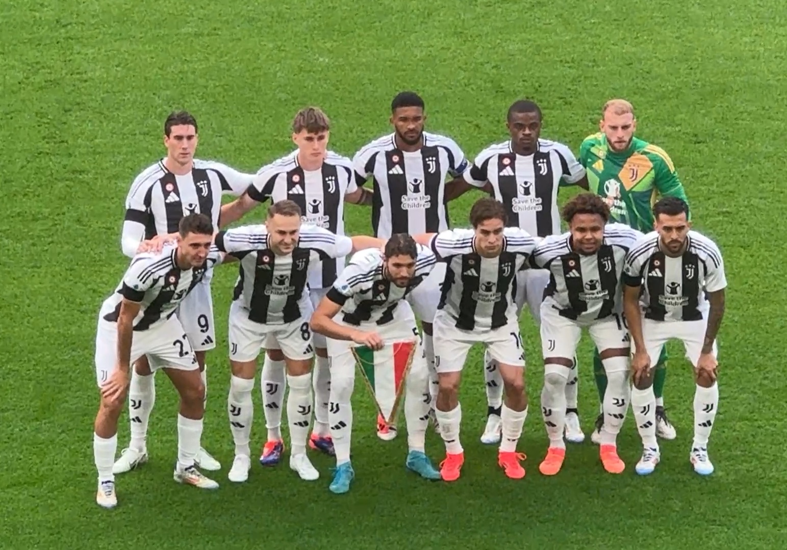 欧冠精彩进球回顾：梅西助攻集锦,（盘点欧冠经典进球：梅西助攻高光时刻）