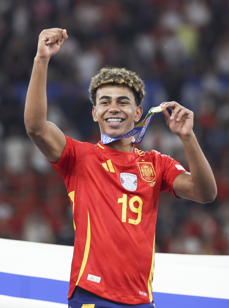 进球有错论! 姆巴佩83场73球，年度59球追平C罗，被吐槽伤害皇马（进球也有错？姆巴佩83战73球、年度59球追平C罗，却遭吐槽伤害皇马）