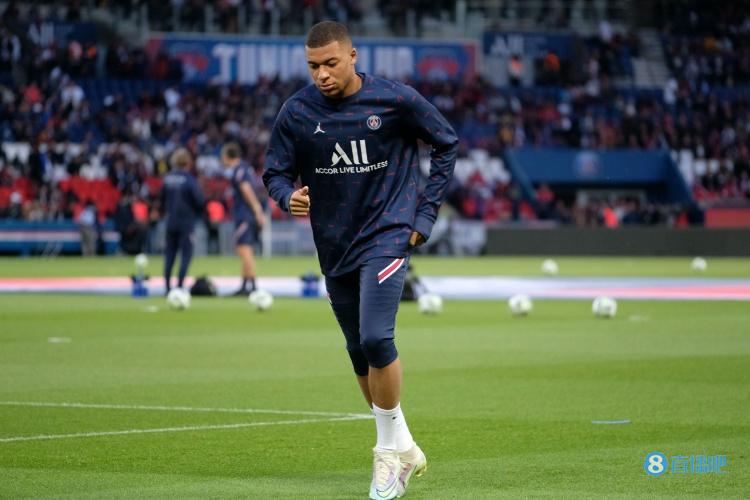 苏超冠军泰州队主教练莅临指导学校足球队员垫球运球技术！（苏超冠军泰州队主教练走进校园指导学生垫球、运球技巧）